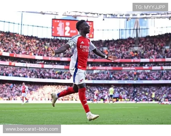 安妮海瑟薇身穿阿森纳战袍力挺萨卡枪迷身份再引热议话题不断